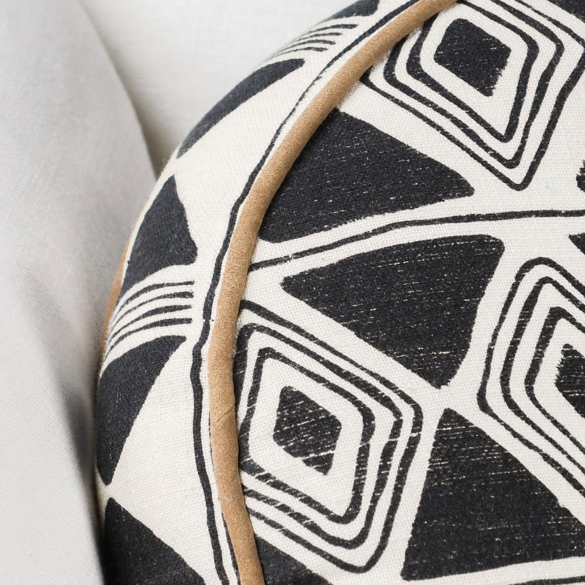 Nubia - 18" Round Pillow - Black / White - Select Living Furniture - Accent Pillows - Villa - V300075 - Nubia - 18" Round Pillow - Black / White -
