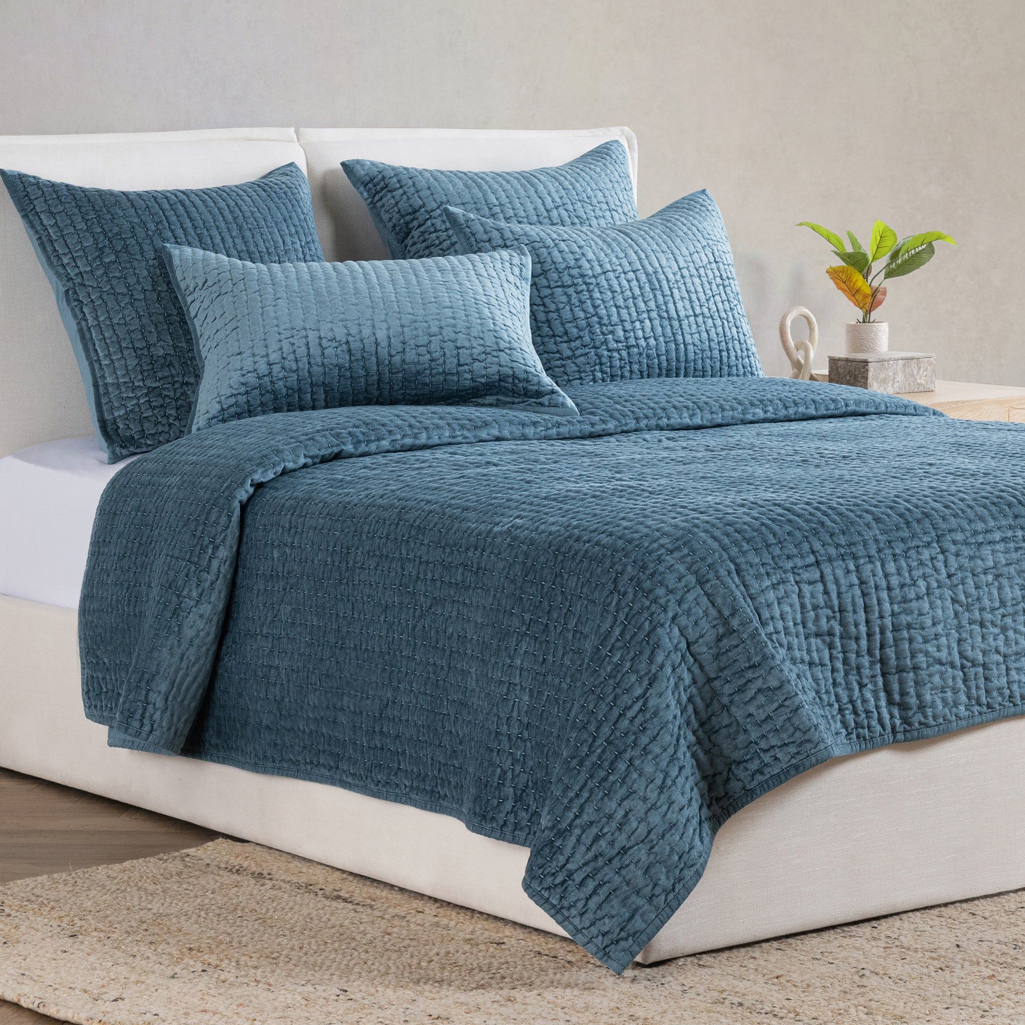 Bari - Velvet Quilt Set