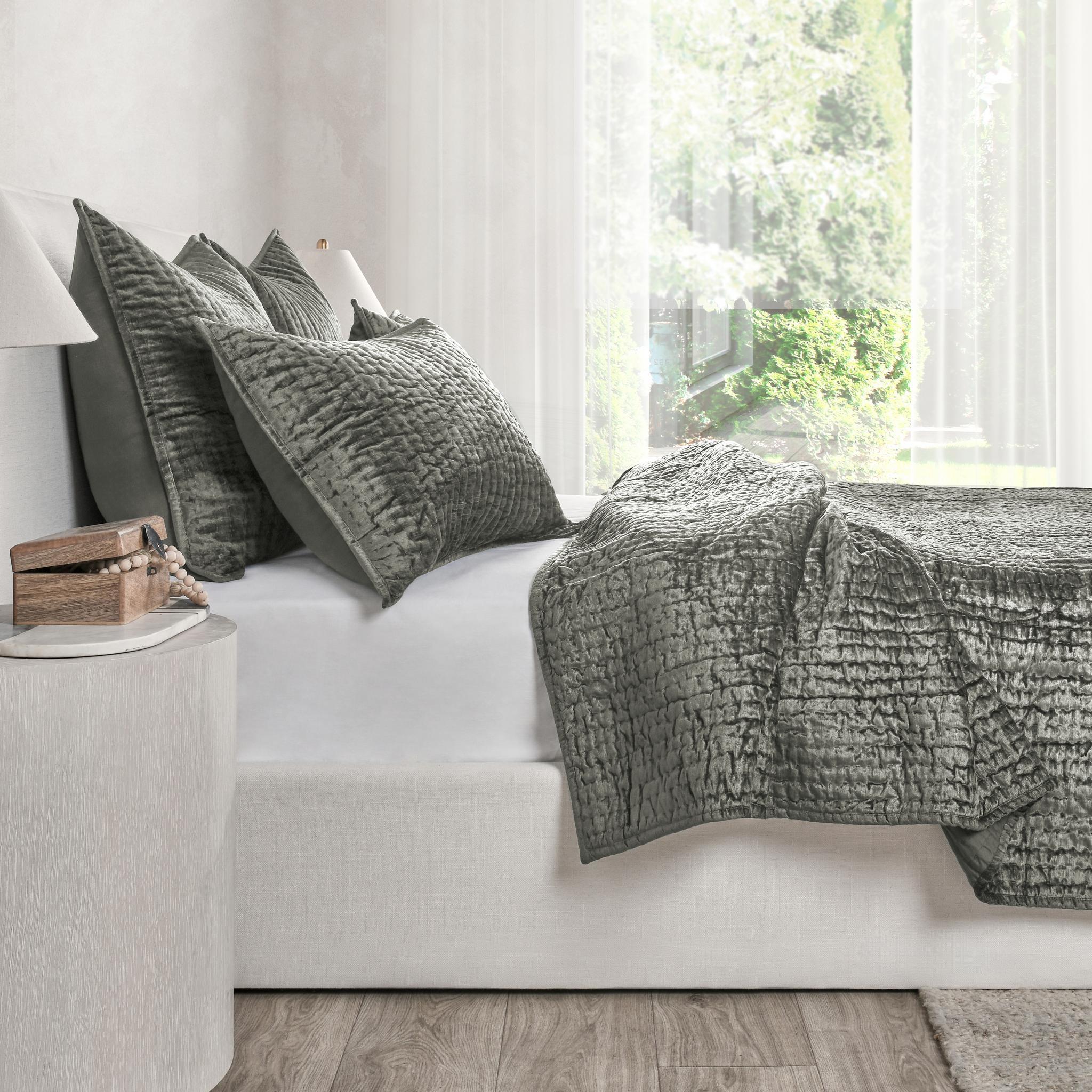 Bari - Velvet Quilt Set