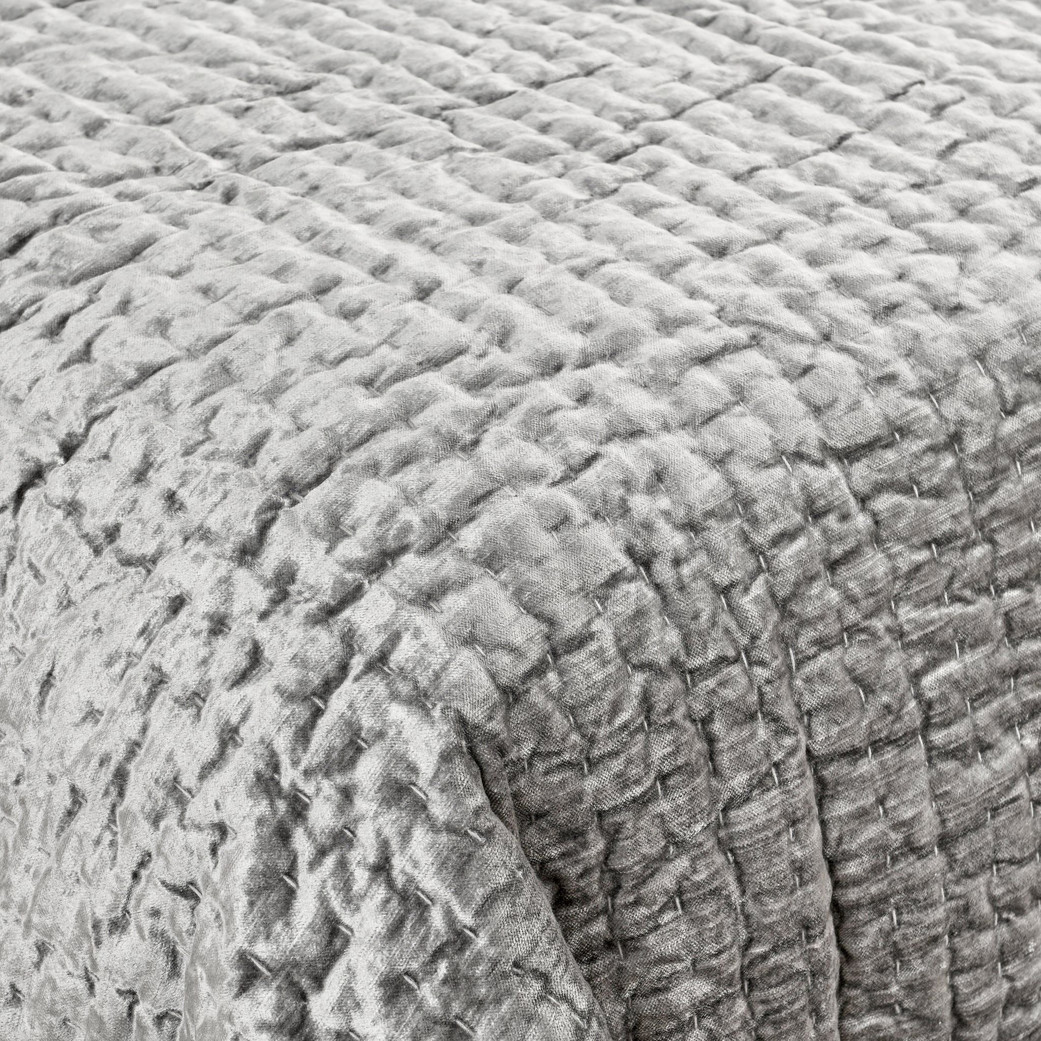 Bari - Velvet Quilt Set